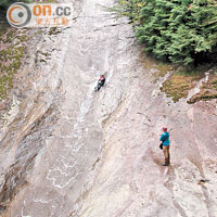 長達40米的斜坡出自同一片岩石，簡直是一條大自然打造的滑梯。