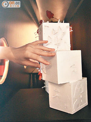 余曼華《無題》<br>作品以階梯為主題，代表不同的人總會遇到不同的困難。創作人利用粗糙的木盒和釘子來表達每個人的路都是不平坦的。