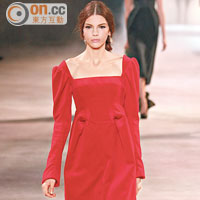 鮮紅色長裙線條簡約，而立體腰飾突破平凡。