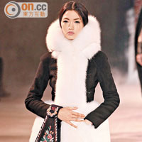 Coatdress用上白色fur-trimmed設計與繡花手袖裝飾，富俄羅斯風情。