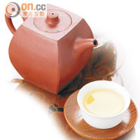 台灣阿里山高山茶<br>經手工一心二葉或一心三葉採收再加工，茶香芳郁而入口潤滑，是台灣茶的代表。