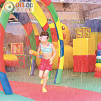 設於威威天地的泡泡派對和童玩水戰區，小朋友可享受奇趣泡泡和激烈水戰。
