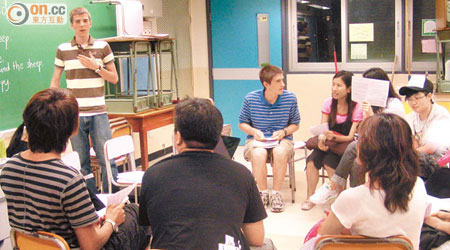 夜校學員與來自美國的青年義工進行文化交流。