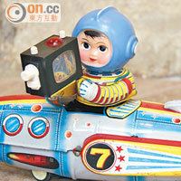 Brown也愛中國製玩具，這款電芯太空船正是他的「飛佛」。