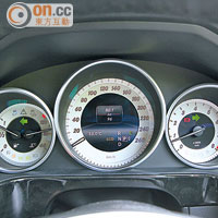 三圈式儀錶板加上遮光罩，行車資訊更易閱讀。