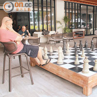 池畔設有巨型國際象棋，住客可切磋棋藝。
