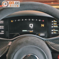 高清彩色屏幕組成的錶板，能讓車速、引擎轉速等資料清楚顯示。