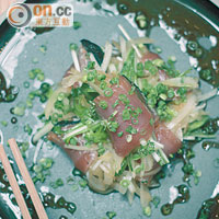 Bonito Katsuo Sashimi, Tosa Shoyu, White Onion $180 鰹魚刺身捲着白洋葱絲，軟腍爽脆兼備，配上本身帶鰹魚味醂氣息的土佐醬油，和味十足。