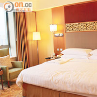 酒店客房貫徹品牌一向典雅舒適的氛圍。