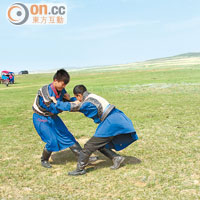 住客可以在草原上欣賞到傳統的蒙古摔跤。