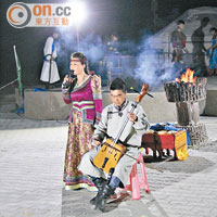 蒙古包晚上有篝火會，可欣賞到傳統的馬頭琴的演奏。