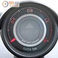 中控台頂小圓錶主要顯示Turbo壓力，中央更有轉檔提示。