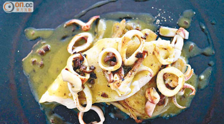 煎焗海魚配魷魚，賣相吸引外，再淋上香煎魷魚的上湯汁，自然鮮味。