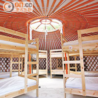 營地設施<br>蒙古包內設有6張木製碌架床。