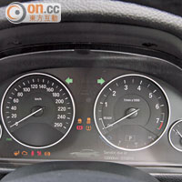 簡約四圓銀框錶板，夥拍彩色屏幕提供詳盡行車資訊。