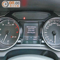 雙圈式儀錶，中間設小屏幕顯示各項行車資訊。