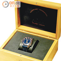 手錶採用天然竹製錶盒包裝，符合其環保意念。