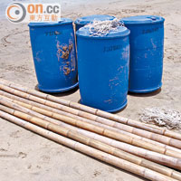 紮木筏的材料包括大膠桶、繩和竹。