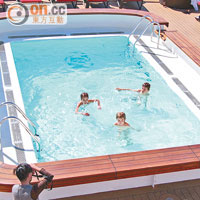 乘客可於船尾甲板的小泳池戲水，享受風和日麗的一天。