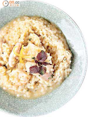 Fish Risotto With Confited Lemon<br>是西班牙炒飯的變奏，又帶點意式影子，有點像燴飯一樣，用海鮮湯來煮Risotto，加入芝士和海鮮，最後加上經油浸的檸檬皮，帶點酸香。