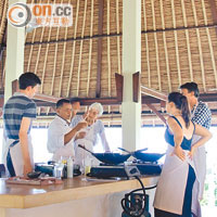 度假村的烹飪班，教授峇里地道名菜，頗受住客歡迎。