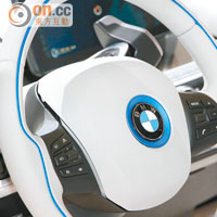 多功能軚環以雙色設計，並可控制音響、巡航等系統。