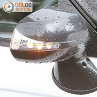 側鏡加入指揮燈，能增加行車安全。