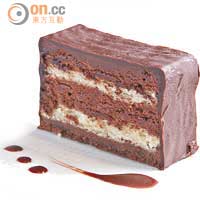 Epicure Chocolate Cake $60件（b）<br>濃郁朱古力醬配香滑雲呢拿慕絲餡料，底層是香脆美味的杏仁餅，口感豐富。