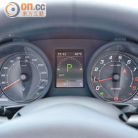傳統四圓錶板編排，中央植入彩色屏幕顯示波檔等行車資訊。