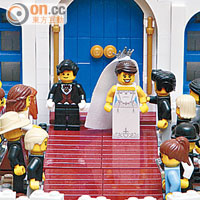 為朋友結婚而砌的希臘小島婚禮LEGO模型，正中可見到一對新人步出教堂。