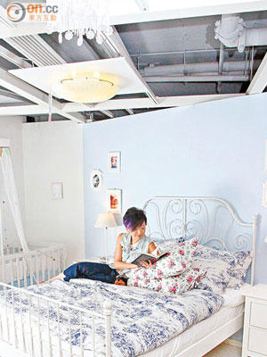 LEIRVIK白色鐵管床架，設計如公主睡床，前後皆有一圈圈花紋，配襯淡藍色素描圖案床單，是不少女生夢寐以求的大床！$1,340（a）