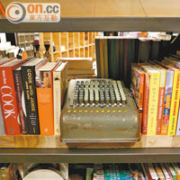 古董打字機變成了書座。