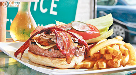 The Big Beach Burger $118<BR>重量級的招牌漢堡包足足有半磅漢堡扒，另有燒香了的洋葱、煙肉、雜菌及一大塊車打芝士，超滿足。