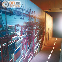 同學們配合攝影、燈光與布景，展現葵涌貨櫃碼頭的另一面。