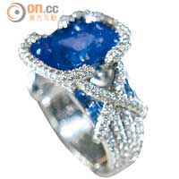 白金、224 brilliant-cut鑽石、10.29卡cushion-cut藍寶石、2.84卡triangular藍寶石
