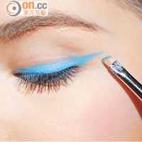 Pastel Blue Eyeliner<br>Steps1 在眼窩位置掃上杏色眼影打底，塑造眼部輪廓；然後以粉藍色眼影或眼線筆，緊貼上眼皮邊緣畫條粗身眼線，收尾時應微微向上翹。