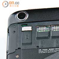 SIM卡及microSD卡槽藏於機背，需拆掉背殼才能更換。