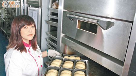 黃錦梌現職烘焙師及訓練中心導師，她坦言近年愈來愈多女孩子考慮入行。