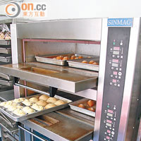 烘焙師須懂得操作大型烤焗爐具，生產大量麵包、糕餅，少一點技術也不行。