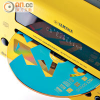 碟盤採用Slot-in吸入式設計，較為型格。