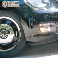 50s版的輪圈為17吋「Circle Black」，輪胎尺碼為215/55 R17。