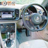 中控台的RCD510輕觸式面板屬標準配置，並連接了車內8具揚聲器。