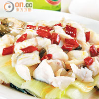 椒香桂花魚  $238<br>師傅用杞子、花椒和辣椒油淋在魚片上，為清新的魚肉帶來刺激口味。