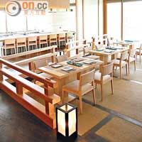 日本直紋橡木砌成的欄杆，沿用傳統入榫方式處理，瀛風十足；地板則以榻榻米物料鋪成，給客人溫暖的家居感覺。