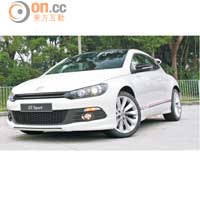 兩側加有跑車化裙腳，上方更可加貼GTS賽車條紋裝飾。Scirocco GT Sport 售價：$332,880