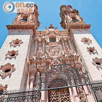 聖塔皮斯卡大教堂也稱作玫瑰石教堂，是塔斯科最有名的景點之一。
