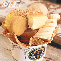 冰淇淋可加上如鳳梨酥等配料，讓雪糕味道更豐富，NT$240（約HK$62）。