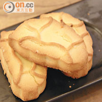 一般的鳳梨酥外，店內還有呈台灣島形狀的鳳梨愛餅，NT280/8件（約HK$73）。