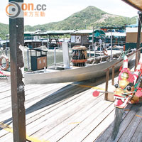 魚排睇真啲<br>展覽區擺放了兩艘龍舟，大家可學習划艇姿勢、打鼓節奏等。