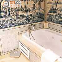浴室瓷磚也出自著名工匠，讓客人沐浴時也有視覺享受。
